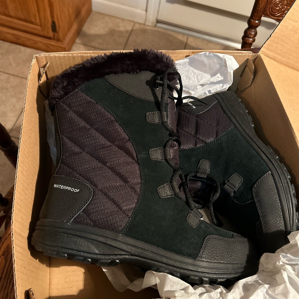 Columbia waterproof boots size 9.5 wide